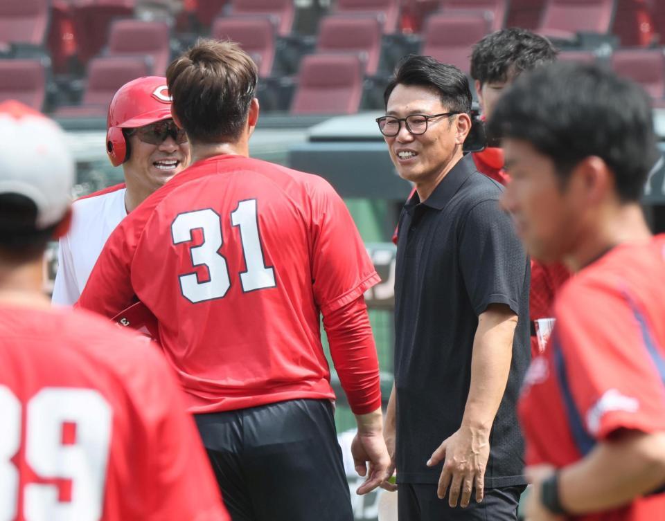 　坂倉（手前）、田中（左）と話をする侍ジャパン・井端監督（撮影・田中太一）