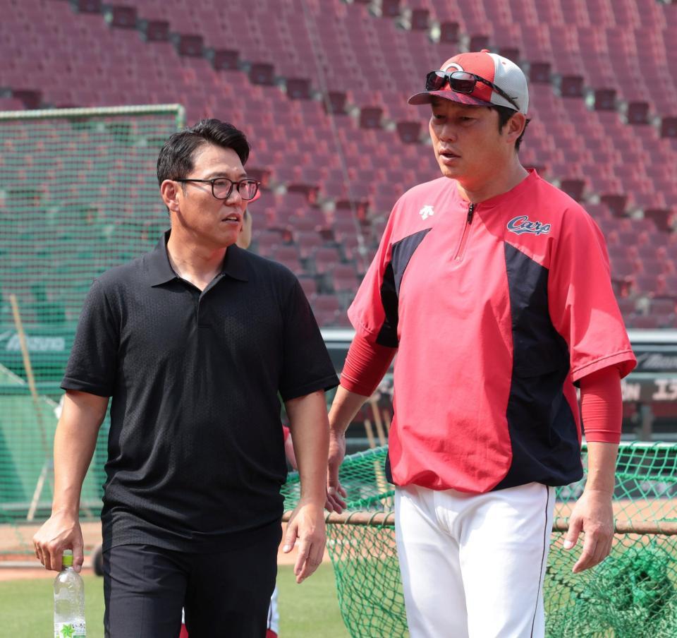 　練習中、話をする侍ジャパン・井端監督（左）と新井監督（撮影・市尻達拡）