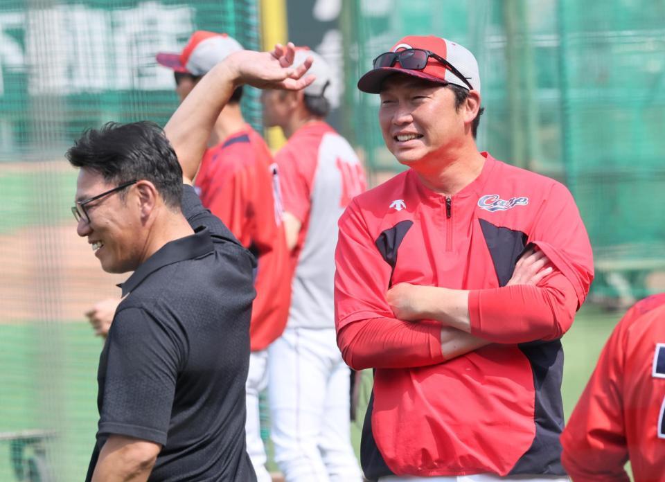 　侍ジャパン・井端監督と話をする新井監督（撮影・田中太一）