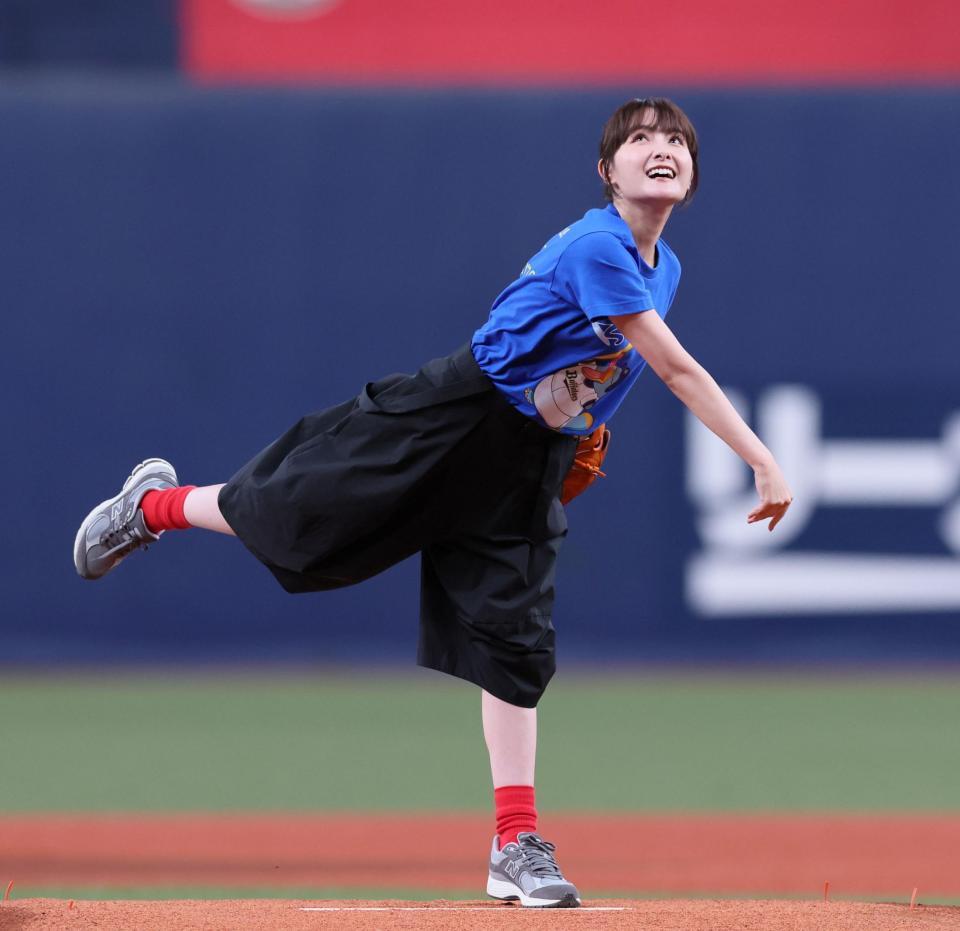 　始球式を務める葵わかな（撮影・立川洋一郎）