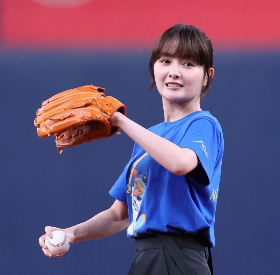 始球式を務める葵わかな＝京セラドーム大阪（撮影・立川洋一郎）