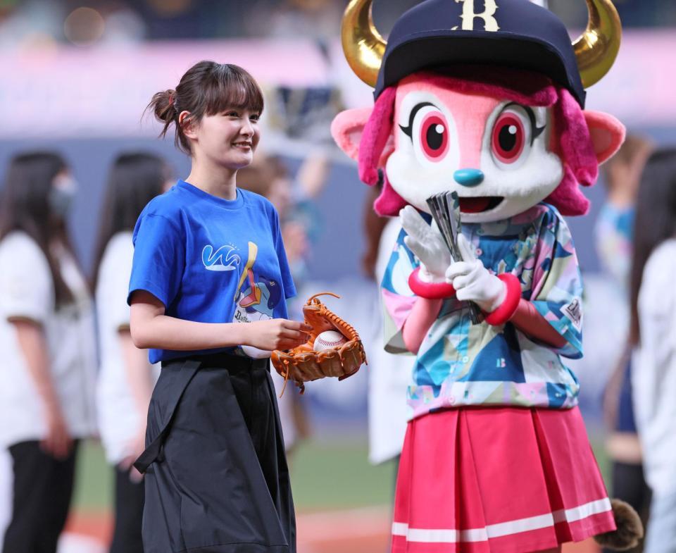 　始球式を務めた葵わかな（撮影・立川洋一郎）