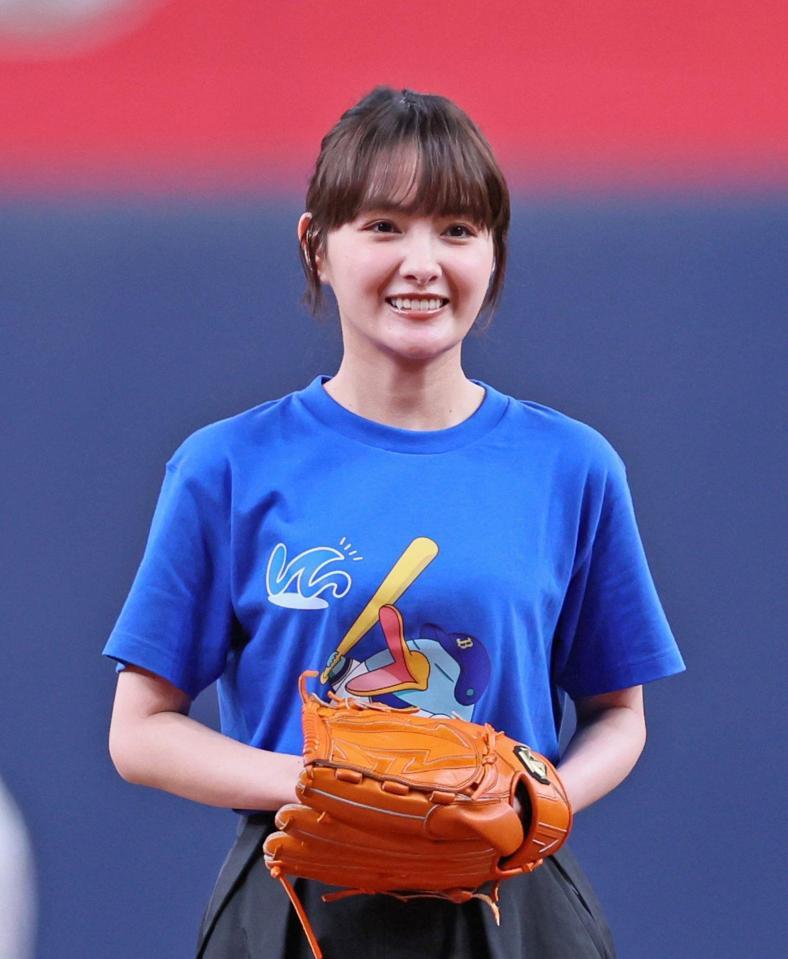 　始球式を務める葵わかな（撮影・立川洋一郎）