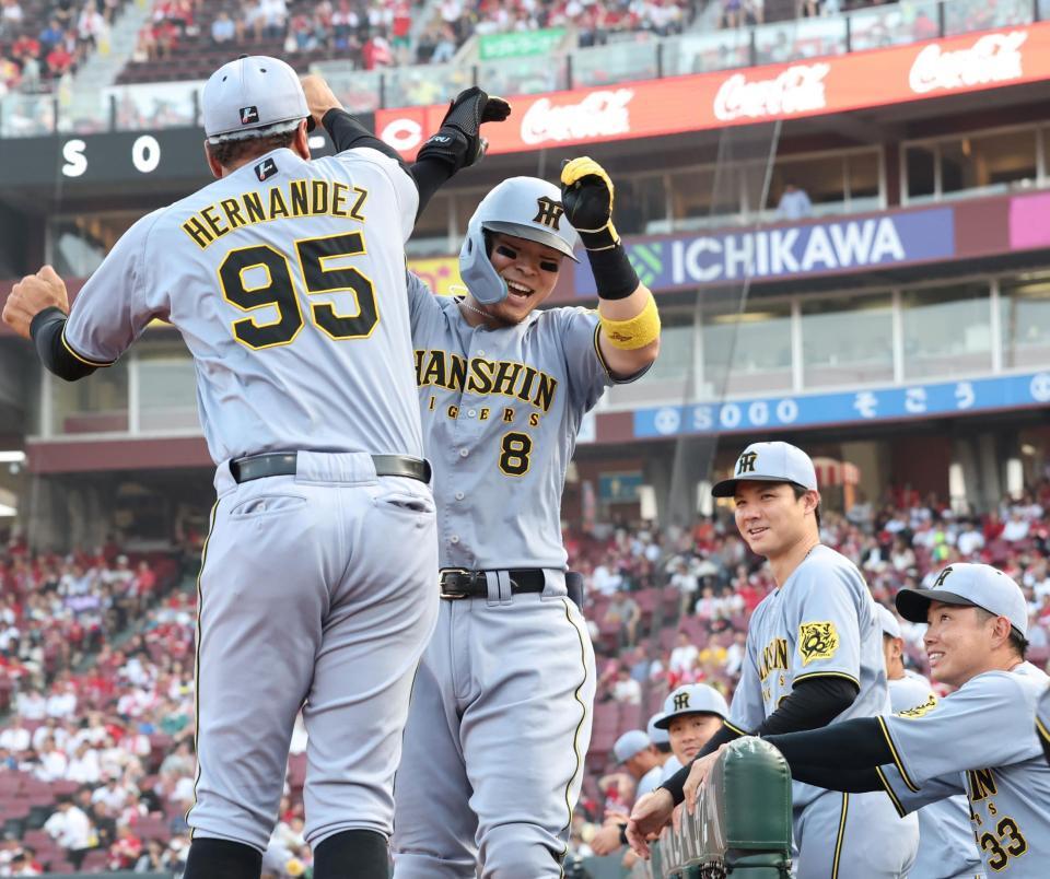 　１回、ソロを放った佐藤輝はヘルナンデスと喜び合う（撮影・田中太一）