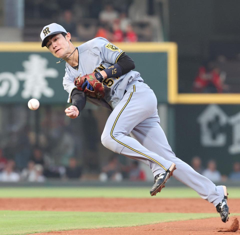 　３回、大盛の打球に好守を見せる中野（撮影・市尻達拡）