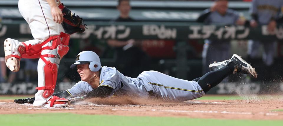 　７回、糸原の中犠飛で生還する豊田（撮影・市尻達拡）