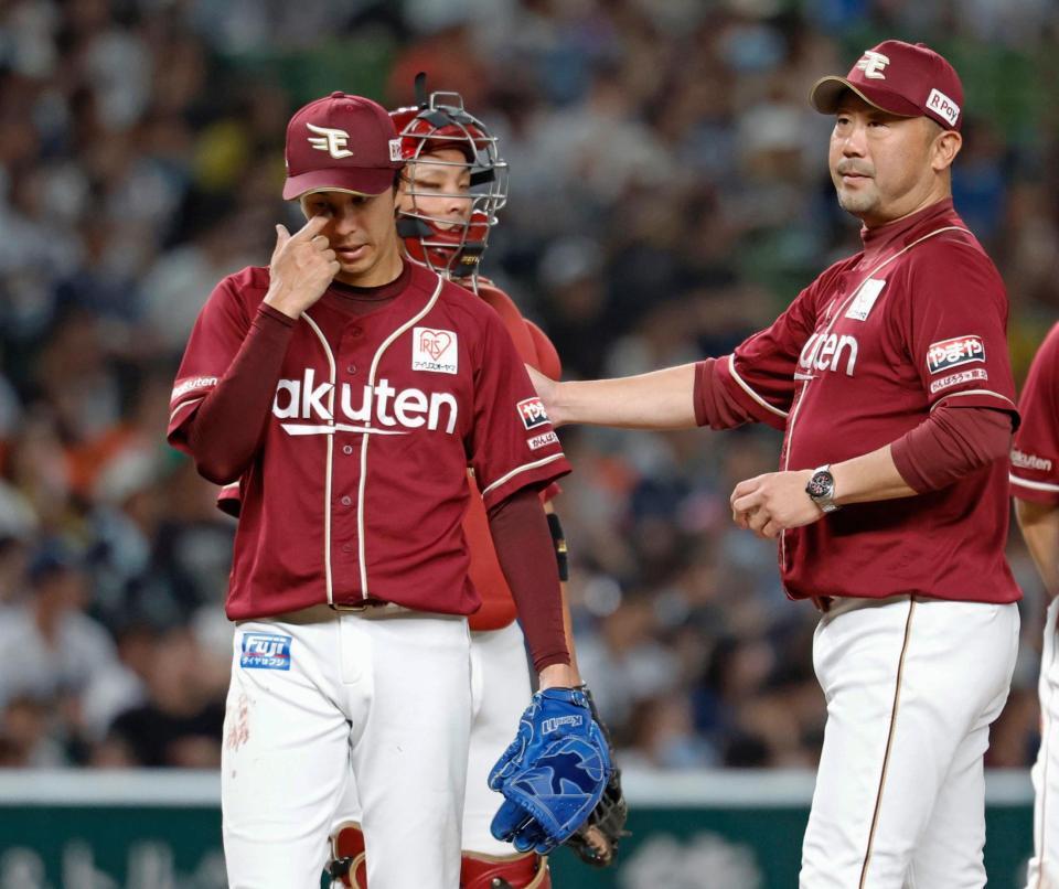 　７回途中で降板する岸。右は三木監督
