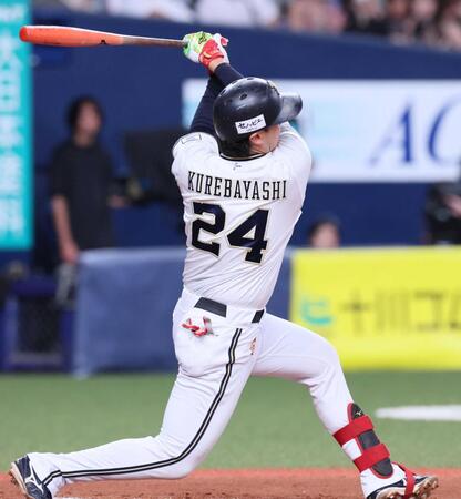 　６回、左翼スタンドへ先制となる満塁本塁打を放つ紅林（撮影・立川洋一郎）