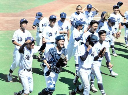 　名門対決を制し笑顔の海城ナイン