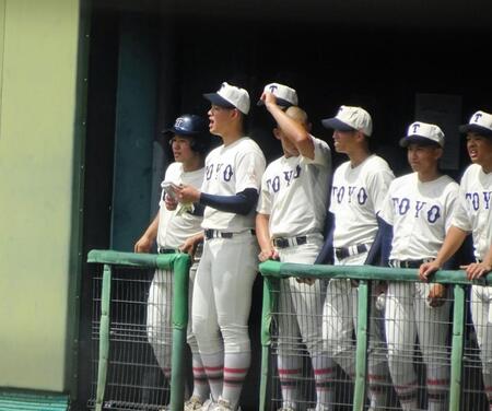 　声援を送る東洋大姫路・た阪下漣投手（左から２番目・姫路ウインク球場）