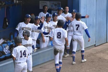 　４回、追加点を奪い盛り上がる瀬戸内ナイン