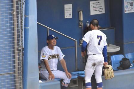 　笑顔で選手にアドバイスを送る瀬戸内・永田監督