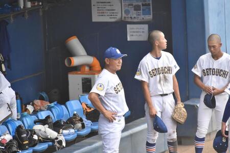 　イニング間の円陣で指示を出す瀬戸内・永田監督