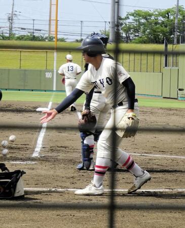 　シートノックを手伝う東洋大姫路・阪下漣投手（姫路ウインク球場）