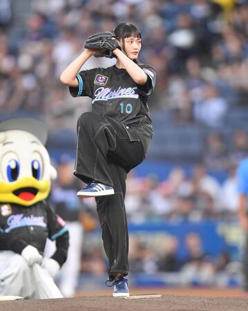 　始球式を務める櫻坂４６の山﨑天（撮影・開出牧）