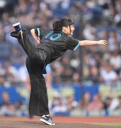 　始球式で華麗な投球フォームを披露する櫻坂４６の山﨑天（撮影・開出牧）
