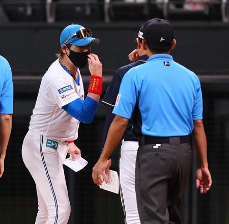 　メンバー表を交換の際に岸田監督（右から２人目）に声を掛ける新庄監督（撮影・中島達哉）