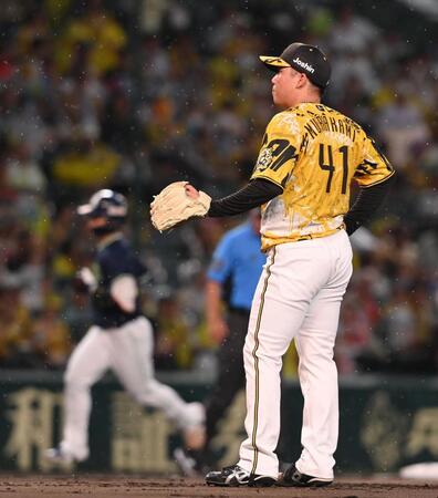 　２回、内山（左）に満塁本塁打を浴びた村上（撮影・西田忠信）