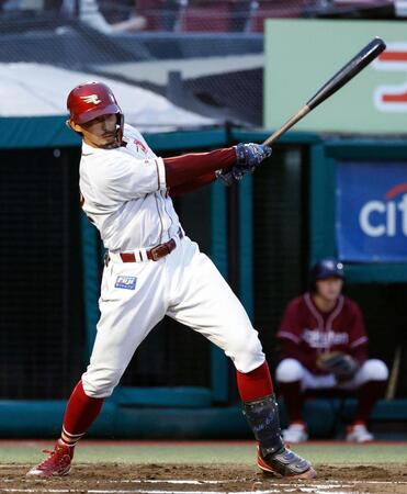 　２回、入江が右前に先制打を放つ