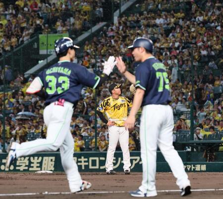 　２回、内山（３３）に満塁本塁打を浴びた村上（中央）＝撮影・北村雅宏