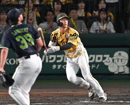 　４回、左前適時打を放つ小幡（撮影・飯室逸平）