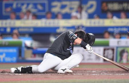 　９回、頭部に死球を受けた安田（撮影・開出牧）