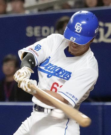 　７回中日２死満塁、代打板山が左前に勝ち越し打を放つ＝バンテリンドーム