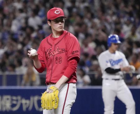 　７回、中日の代打板山（奥）に勝ち越し打を許した広島・森下＝バンテリンドーム