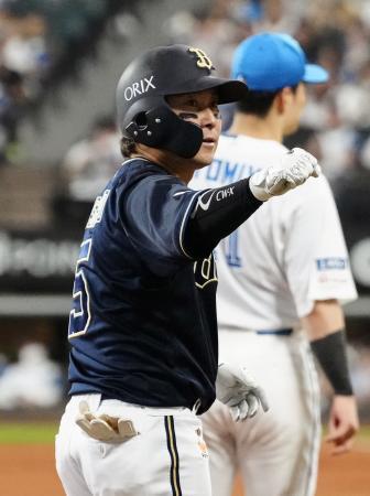 　１回、先制二塁打を放ちガッツポーズするオリックス・西野＝エスコンフィールド