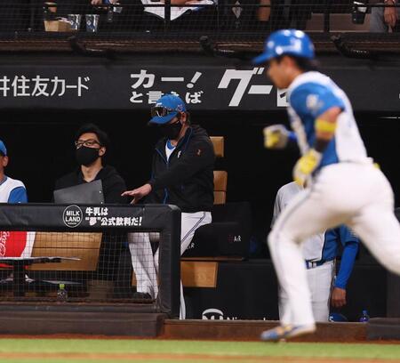 　９回、水野（右）が遊飛に倒れ、引き揚げる新庄監督（中央）＝撮影・中島達哉