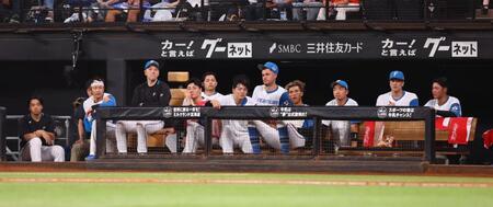 　９回、戦況を見つめる日本ハムナイン（撮影・中島達哉）