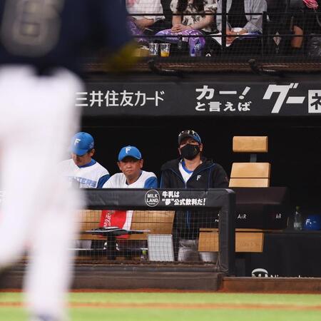 　６回、伊藤が宗（左）に３ランを浴び、厳しい表情の新庄監督（右）＝撮影・中島達哉