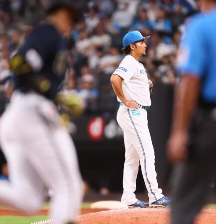 　６回、宗（左）に３ランを浴びる伊藤（撮影・中島達哉）