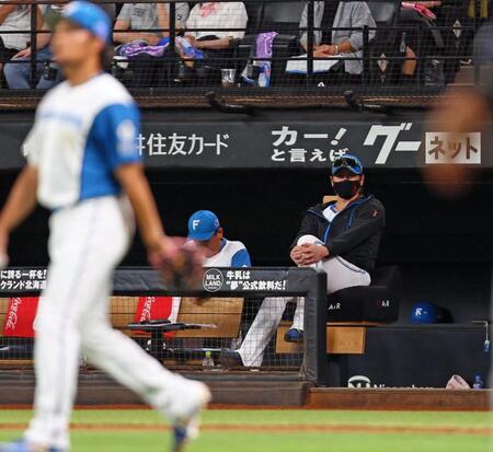 　３回、追加点を許した伊藤（左）を見つめる新庄監督（右）＝撮影・中島達哉