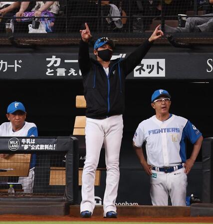 　１回、太田の本塁セーフの判定にリクエストする新庄監督（中央）＝撮影・中島達哉