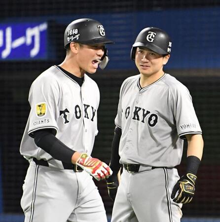 　１１回、坂本は左越えに勝ち越しの２号ソロを放つ（撮影・佐藤厚）