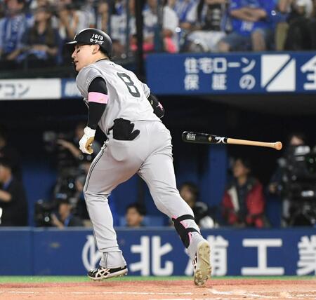 　８回、丸は左中間に同点適時二塁打を放つ（撮影・佐藤厚）