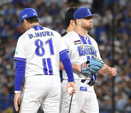 　８回、好投のケイ（右）に交代を告げる三浦監督（撮影・佐藤厚）