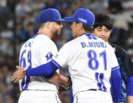 　８回、好投のケイ（左）に交代を告げる三浦監督（撮影・佐藤厚）