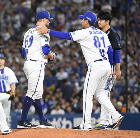 　８回、好投のケイ（左）に交代を告げる三浦監督（撮影・佐藤厚）