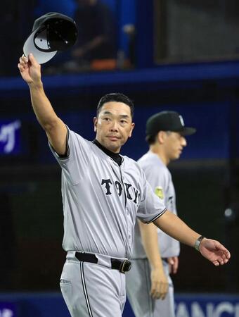 　ＤｅＮＡに勝利し、ファンの声援に応える阿部監督