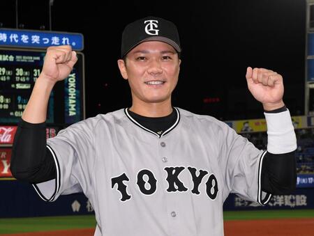 　決勝ホームランを放ち満面の笑みを浮かべる坂本（撮影・佐藤厚）