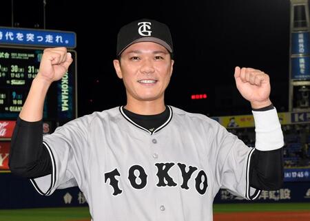 　決勝ホームランを放ち満面の笑みを浮かべる坂本（撮影・佐藤厚）