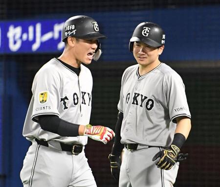 　１１回、坂本（左）は左越えに勝ち越しの２号ソロを放ち、雄叫びを上げる（撮影・佐藤厚）