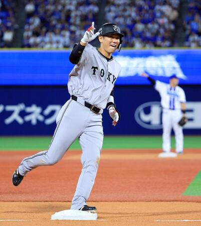 　１１回、勝ち越しソロを放ち、喜ぶ坂本