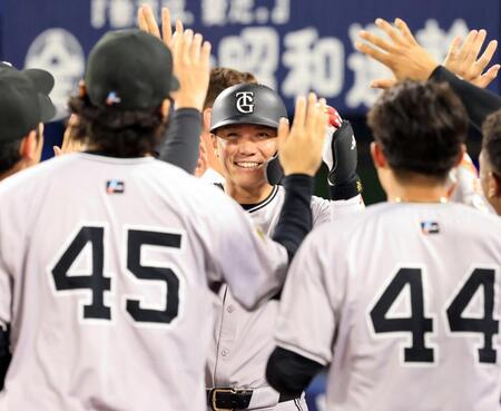 　１１回、勝ち越しソロを放ち、ナインに迎えられる坂本