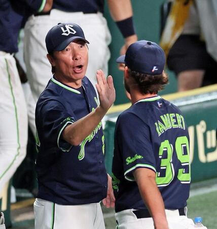 　ナインを迎え勝利のタッチを交わす高津監督（撮影・立川洋一郎）