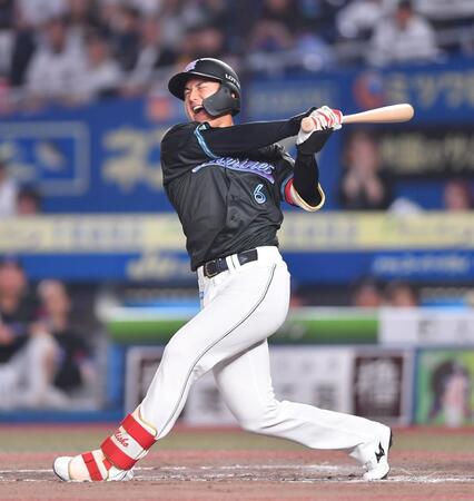 　１２回、空振り三振に倒れ悔しがる西川（撮影・開出牧）