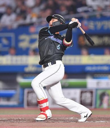 　７回、中飛に倒れた西川（撮影・開出牧）