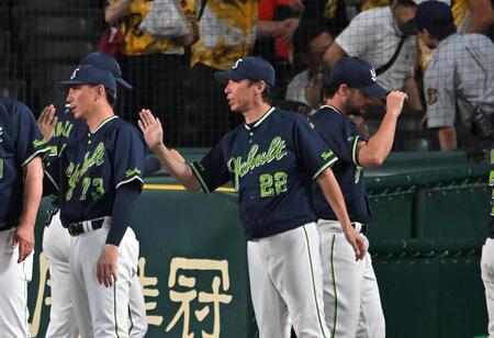 　ナインを迎える高津監督（撮影・飯室逸平）